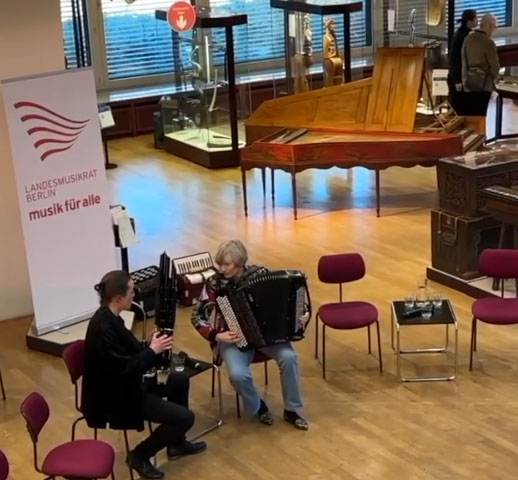 Gert Anklam - Sheng mit Professorin Claudia Buder - Akkordeon im Musikinstrumenten-Museum Berlin